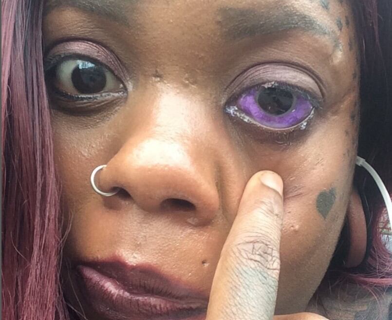 Mujer y sus ojos tatuados