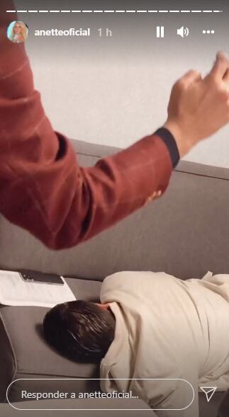 Anette Cuburu exhibe a compañeros dormidos.