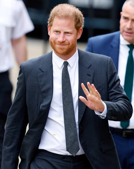 Harry usa una camisa blanca Dior