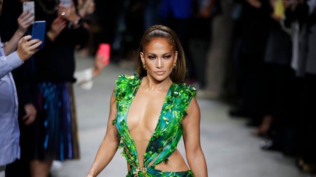 Jennifer López cerró la colección Primavera-Verano de Versace en la Semana de la Moda en Milán, Italia.