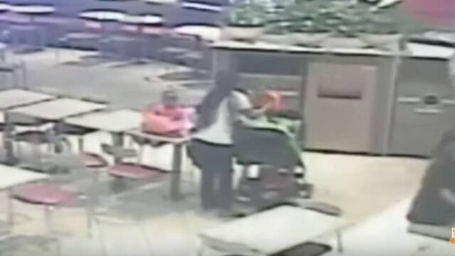 Roba bebé en supermercado.