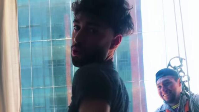 Disfruta de baile sensual mientras limpia las ventanas