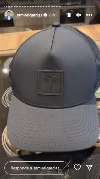 Samuel García se emociona de más y presume pin de diamantes de Tesla