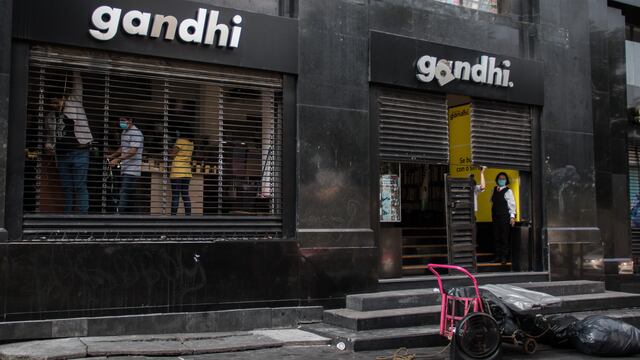 Un grupo de infiltrados rompió los cristales de la sucursal Gandhi en Avenida Juárez e intentó prenderle fuego a la fachada.