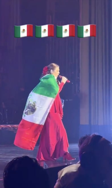 Yuridia defiende bandera de México