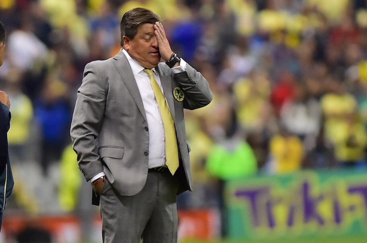 Miguel Herrera se lamenta en la final ante Rayados