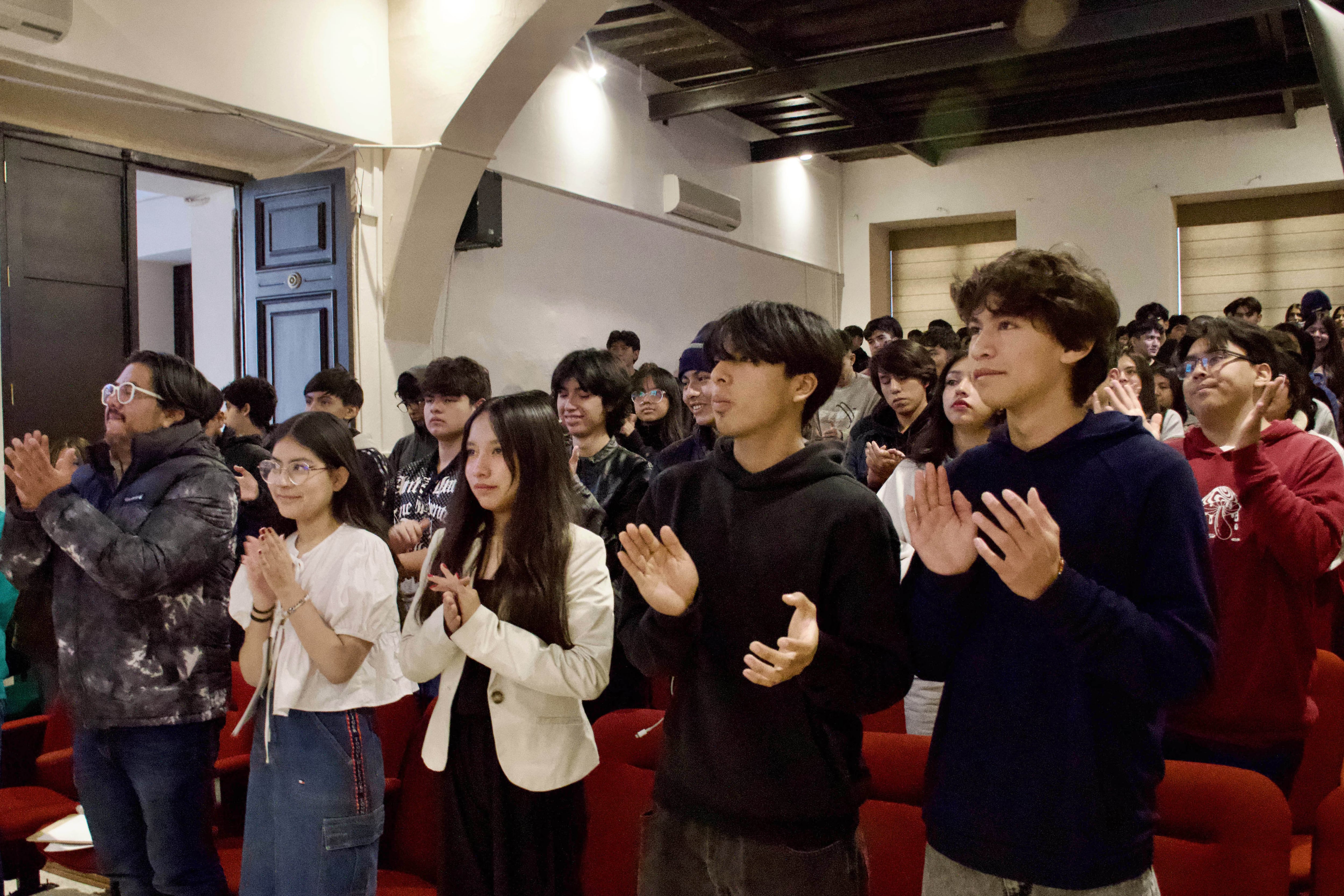 Carlos Bortoni presenta su libro "Historia mínima del desempleo" en la Preparatoria Emiliano Zapata de la BUAP.