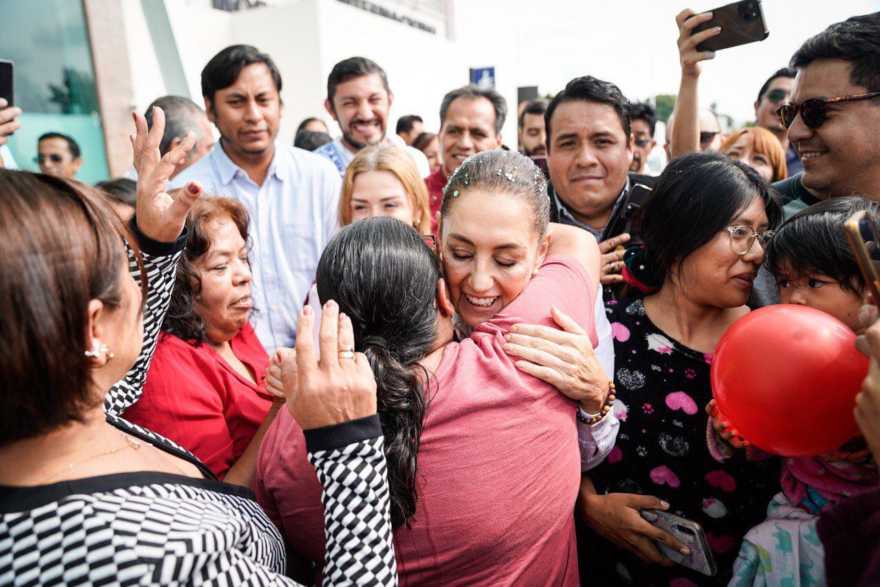 Claudia Sheinbaum es recibida con un abrazo, al llegar a Michoacán por gira La Esperanza Nos Une