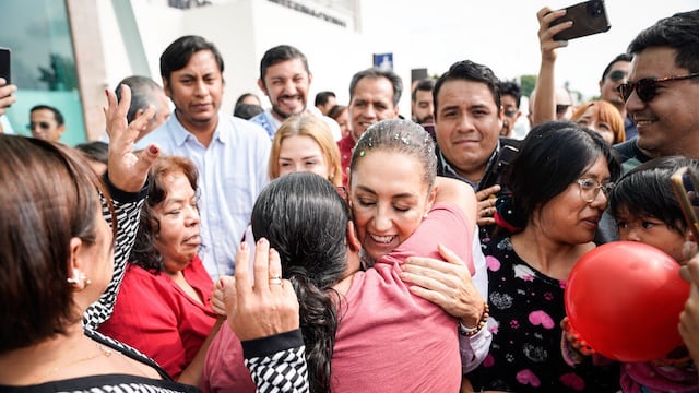 Claudia Sheinbaum es recibida con un abrazo, al llegar a Michoacán por gira La Esperanza Nos Une