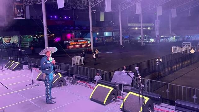 Abuelito da concierto en traje de mariachi pero nadie asiste