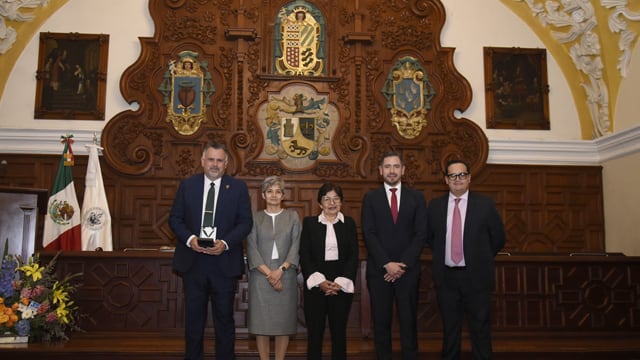 Luis Enrique Palafox recibe la presea Dr. Jorge Carpizo de la REDDU.