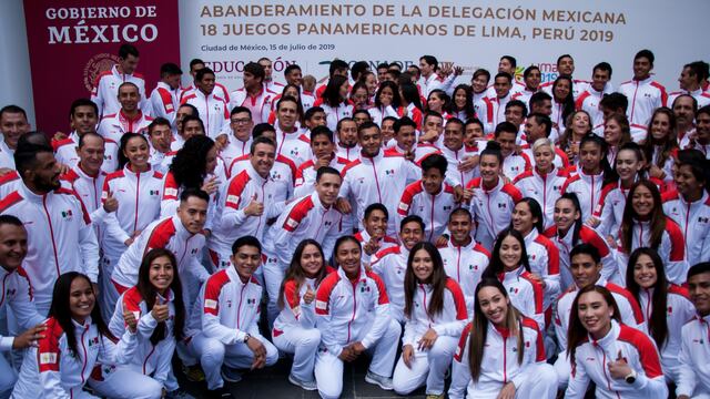 La delegación mexicana para los Juegos Panamericanos Lima 2019 posa en Palacio Nacional.