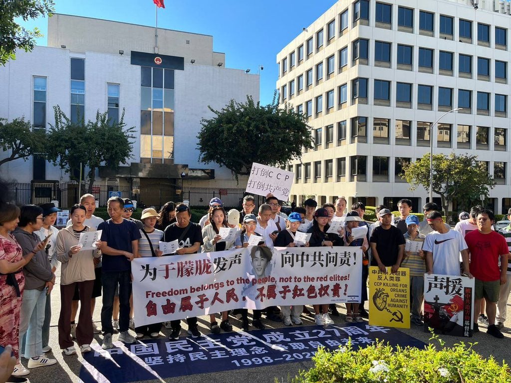 Protestan por la muerte de Yu Menglong.