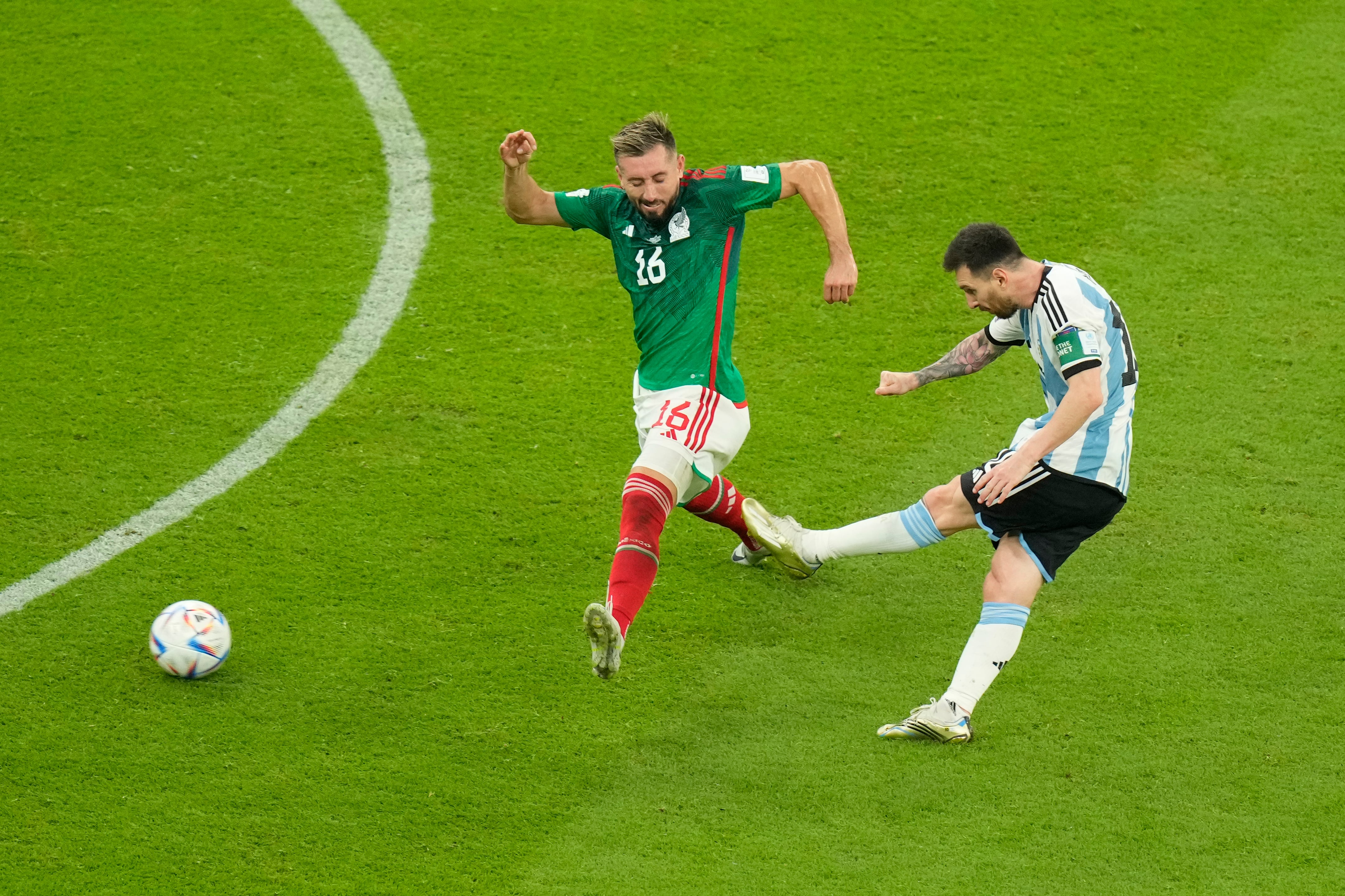 Héctor Herrera marca a Lionel Messi
