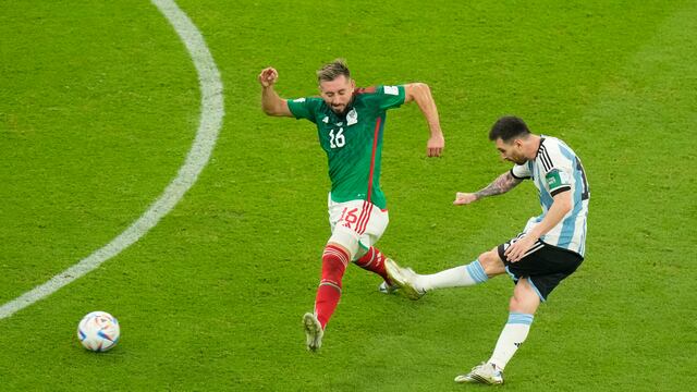 Héctor Herrera marca a Lionel Messi