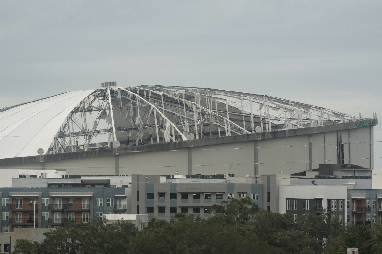 Estadio de béisbol en Tampa, Florida, tras el paso del huracán Milton