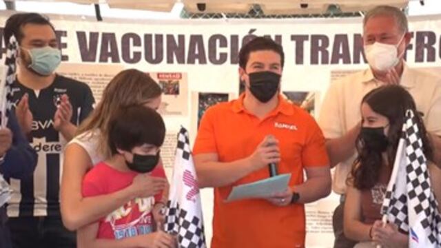 Samuel García celebra vacunación a menores en McAllen