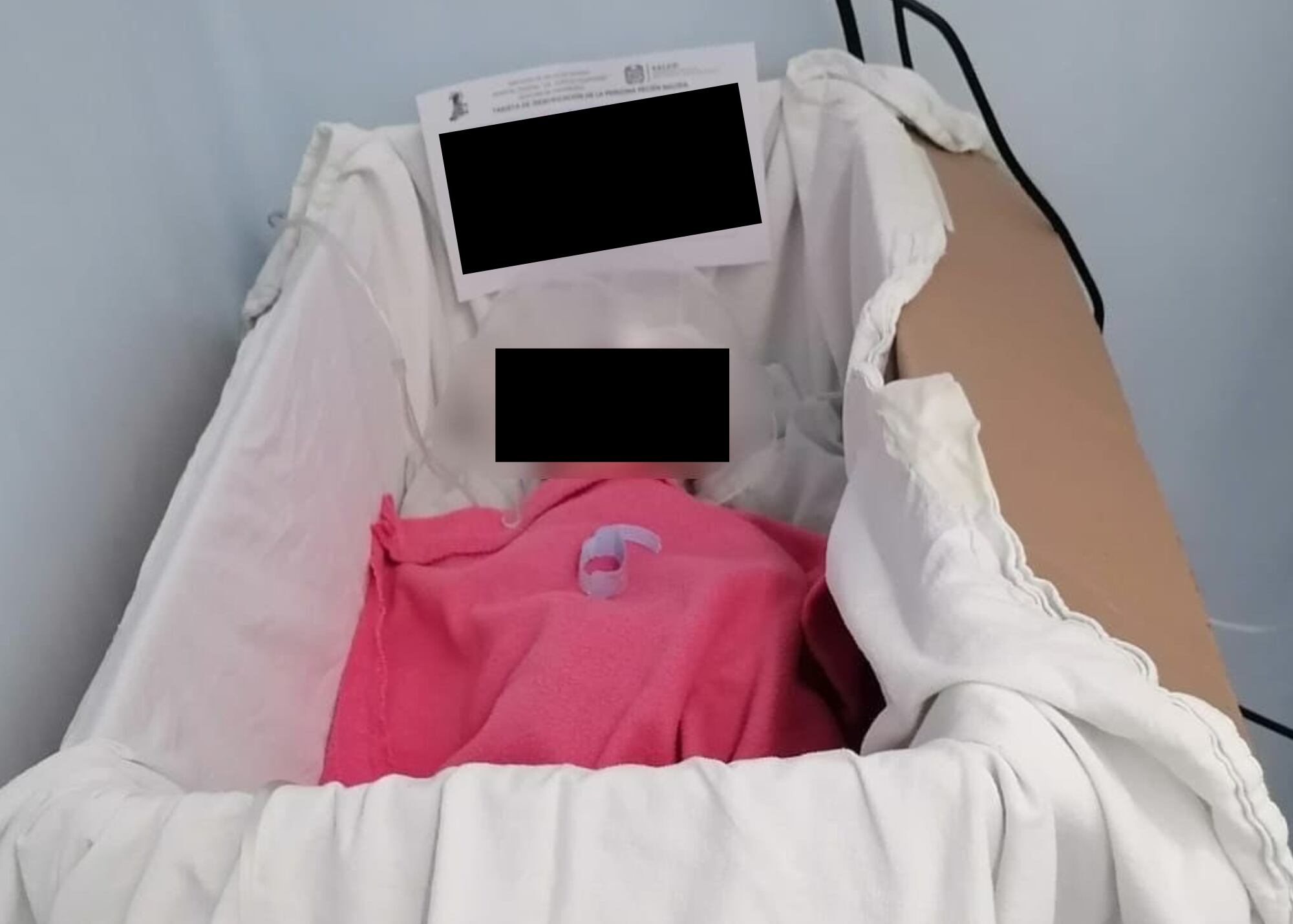 Hospital de Oaxaca coloca a recién nacido en caja de cartón