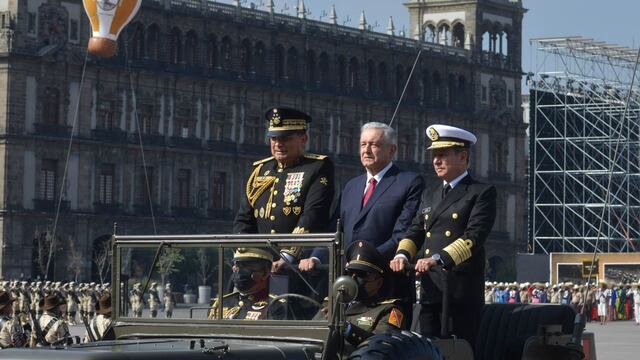 Titular de SEDENA y AMLO
