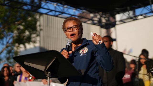 La Alcaldesa de Los Ángeles decretó toque de queda a fin de controlar las protestas contra las deportaciones en la ciudad