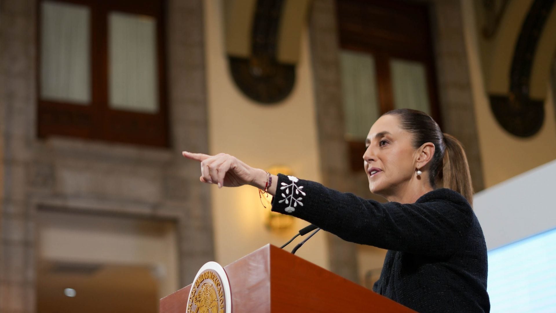 Claudia Sheinbaum señala en la mañanera a Carlos Loret de Mola por aceptar que dio noticia falsa