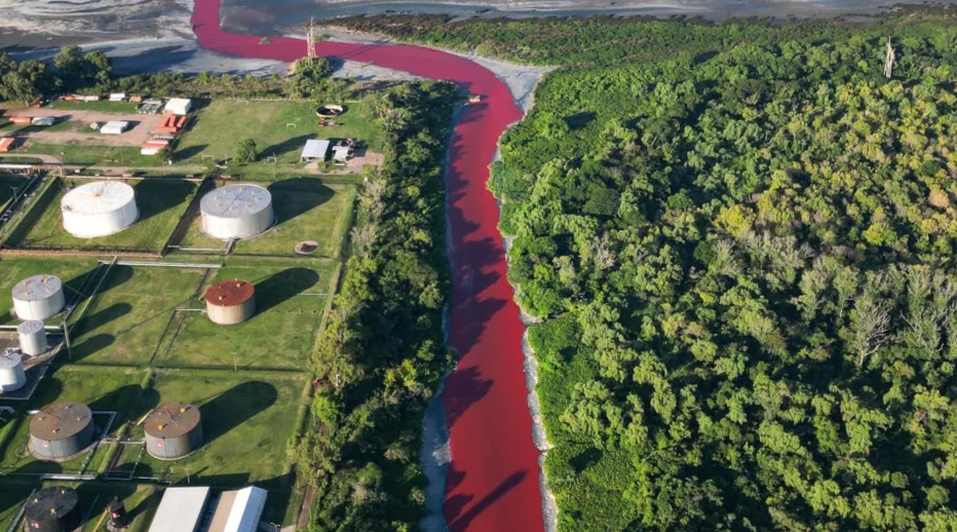 Río Sarandi, Argentina, se tiñe de rojo