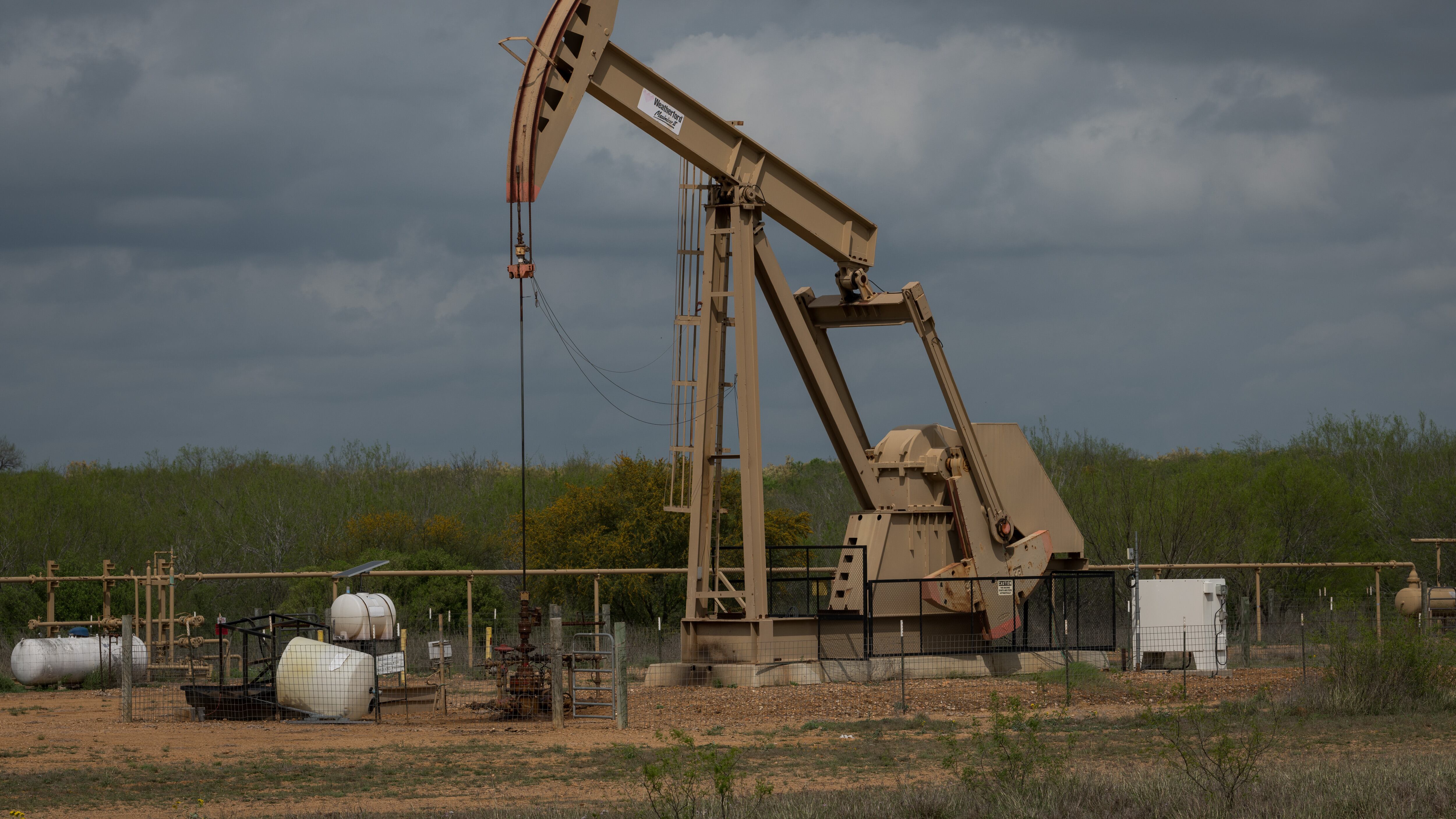 Petróleo se derrumba ante fuerza del dólar y posible recesión en Estados Unidos