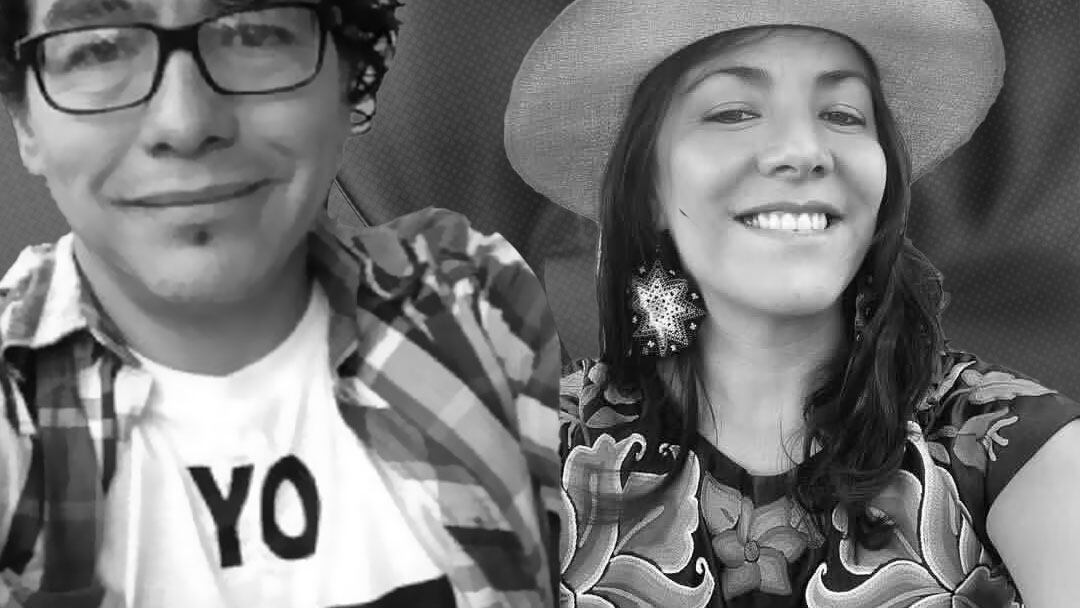 José Muño a la izquierda, Ximena Guzmán a la derecha, los dos en blanco y negro