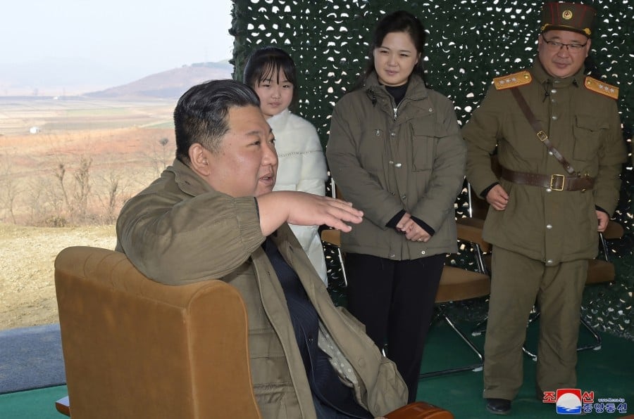 Kim Jong-un, su esposa, militaes y su hija Kim Ju-ae