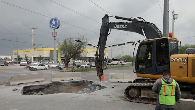 Cuadrillas de Servicios Públicos de Escobedo realizan reparación a socavón