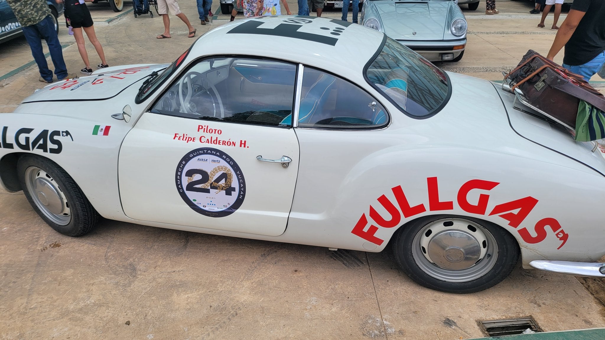 Volkswagen Karmann Ghia que conduce Felipe Calderón
