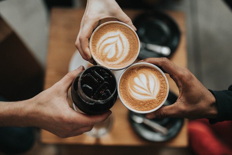 El café puede ponerte alerta con sólo pensar en él; sin tomarlo