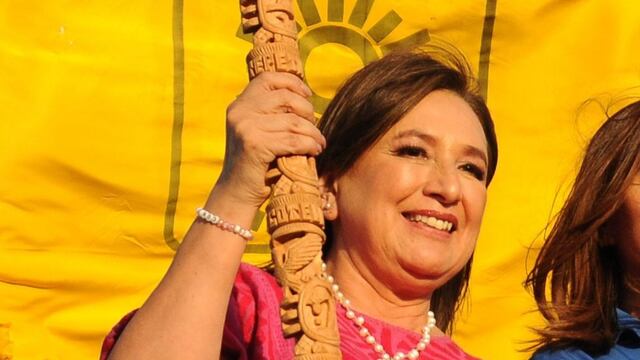 Los habitantes de Tlaxcala le entregan un bastón de mando a Xóchitl Gálvez