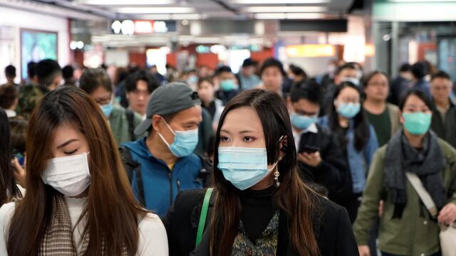 Pasajeros del metro de Hong Kong toman precauciones por coronavirus.
