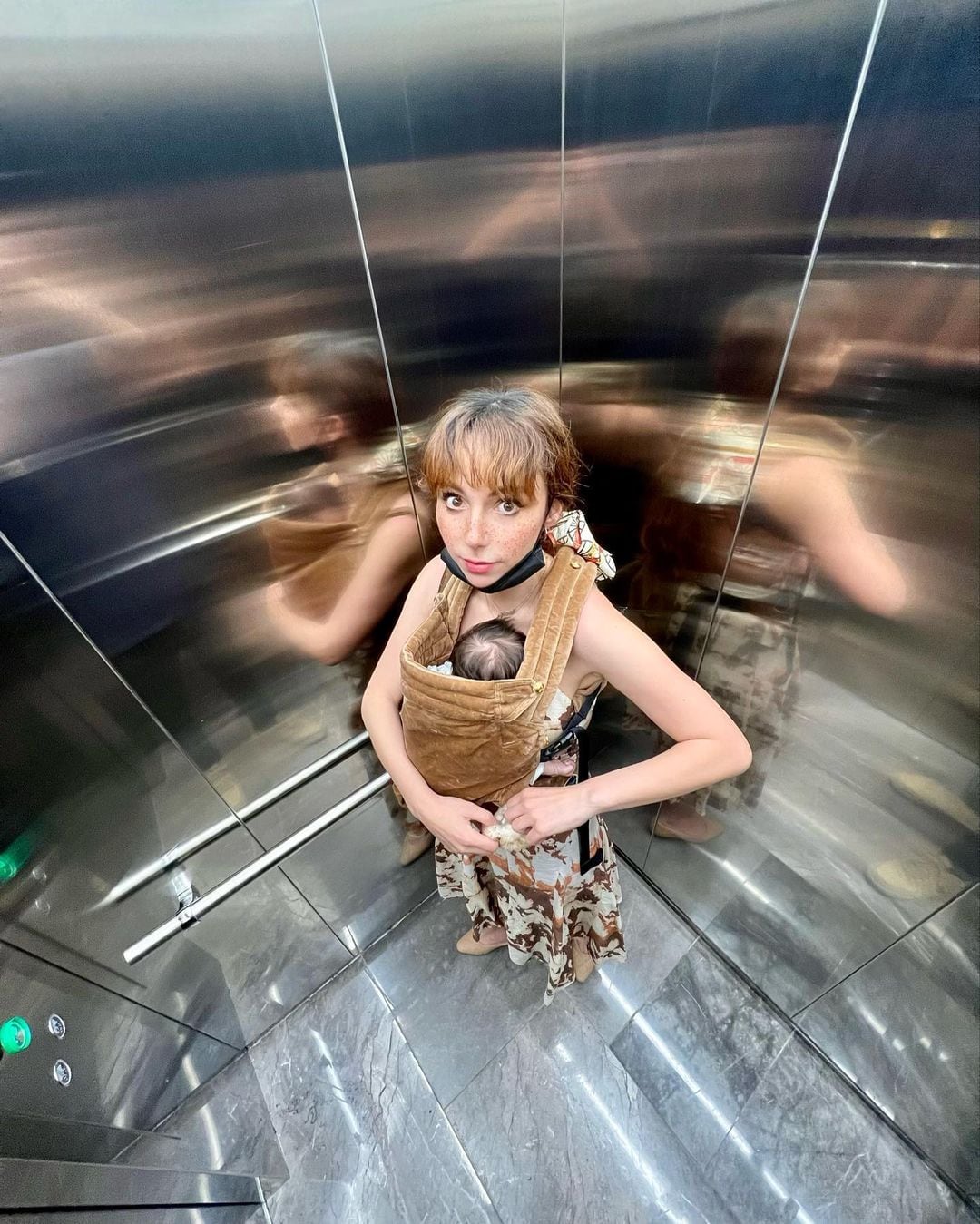 Natalia Téllez cargando a Emilia