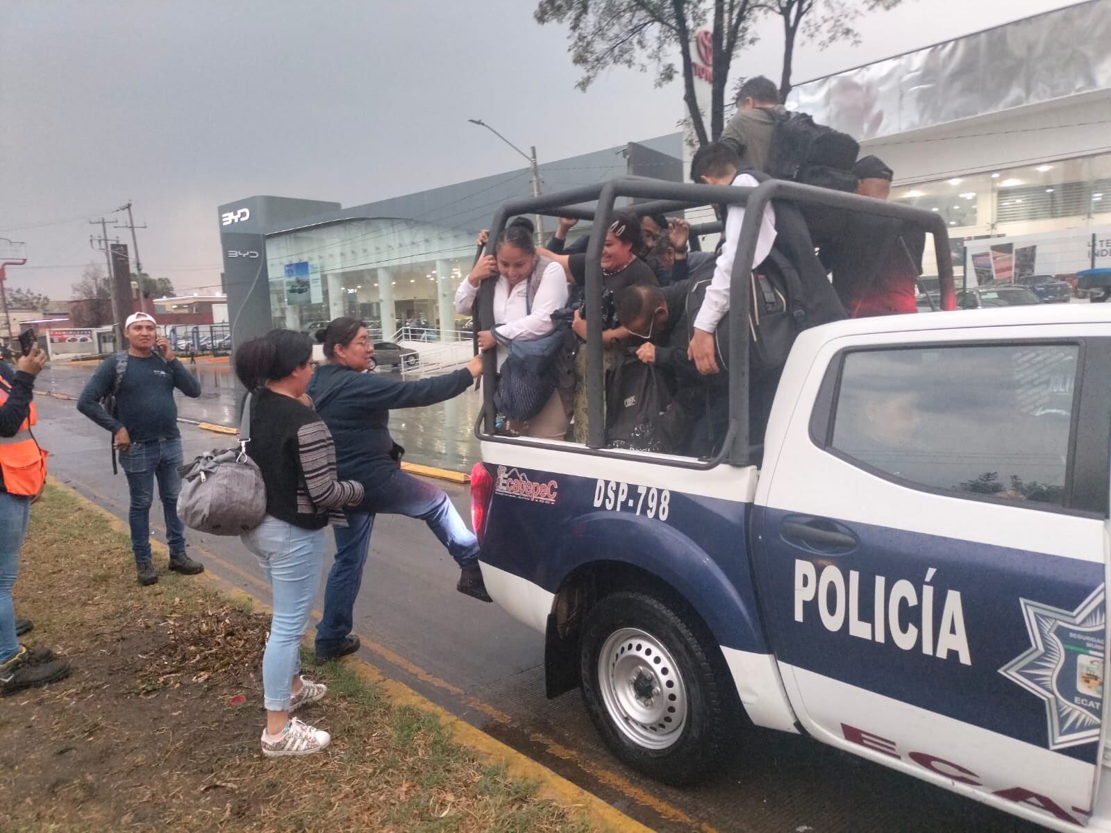 Policías ayudan a personas varadas por inundaciones en Ecatepec