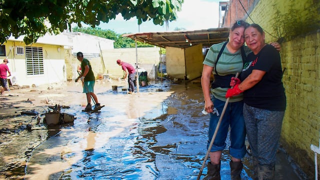 La población inició con los trabajos de limpieza de sus casas tras inundaciones en Veracruz