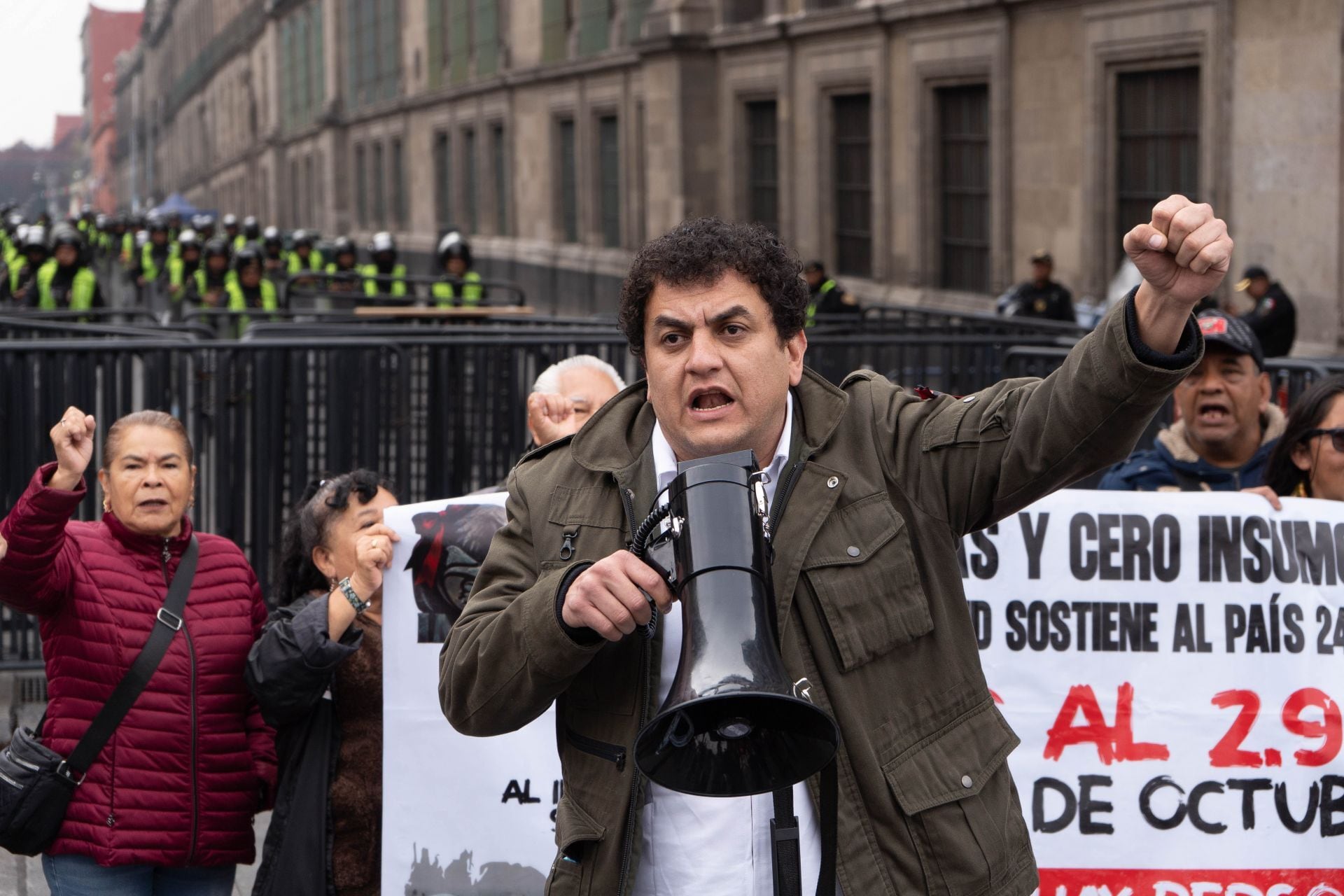 Trabajadores del IMSS insisten en incremento salarial del 10% y en la revisión de su contrato colectivo con un pliego petitorio en Palacio Nacional
