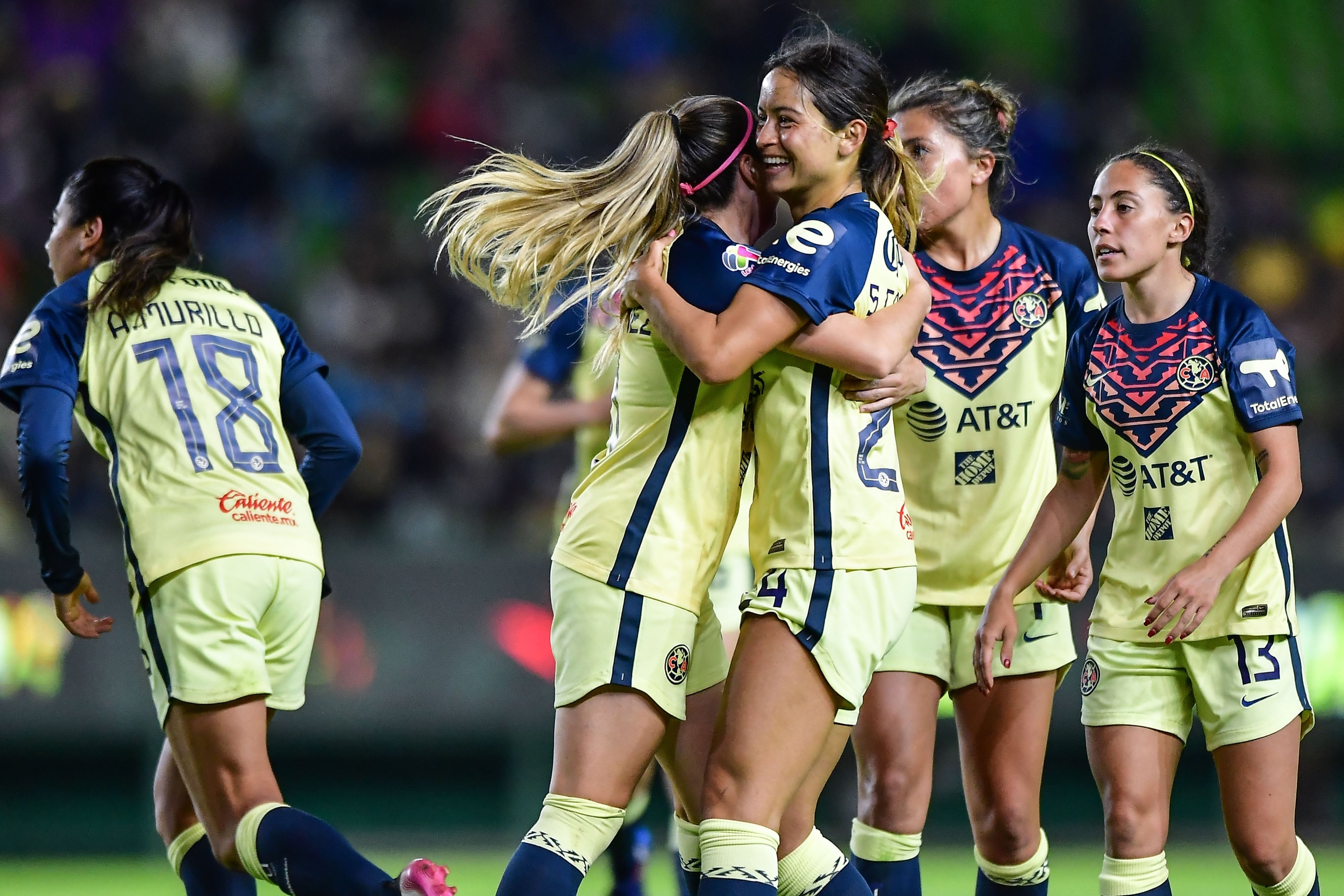 América Femenil celebra un gol ante León Femenil