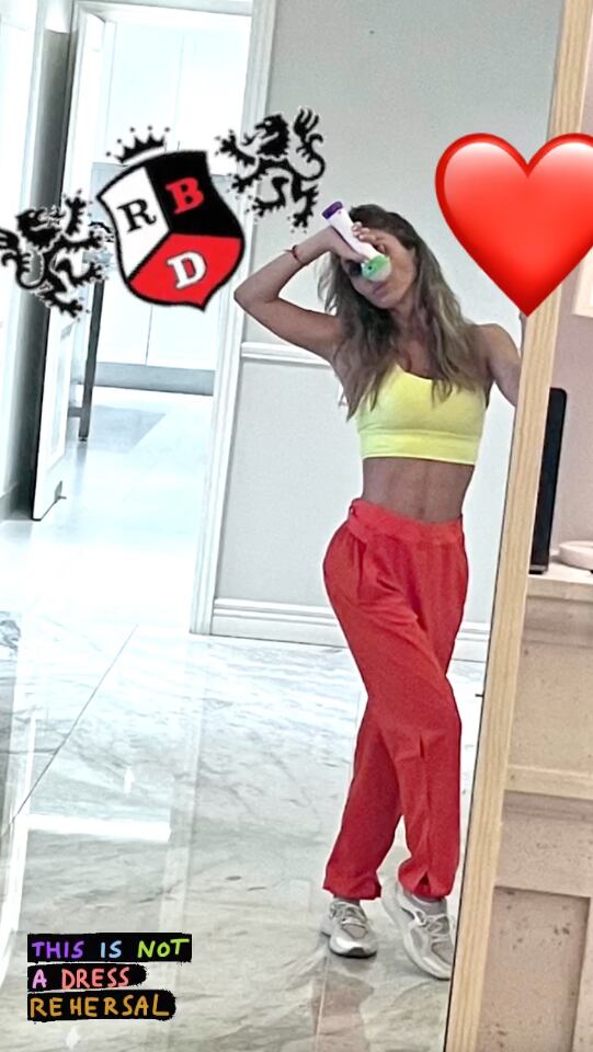 Anahí lleva a sus hijos al ensayo de RBD