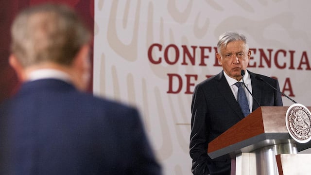 Andrés Manuel López Obrador. Ricardo Rocha lo encara.