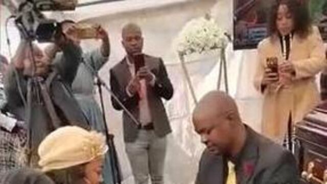 Le propone matrimonio durante el funeral de su padre