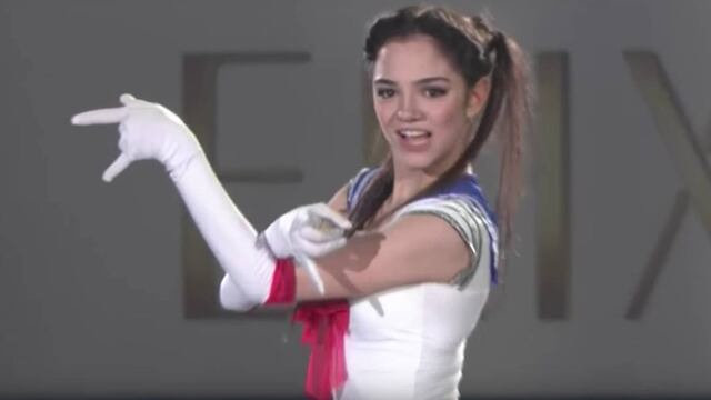 Evgenia Medvedev ataviada con el disfraz representativo de la serie.