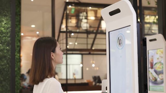 La máquina utiliza una cámara para detectar superficies 3D.