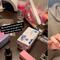 ¿Mente de tiburón? Su novio aprende a hacerle el gelish para ahorrarse dinero (VIDEO)