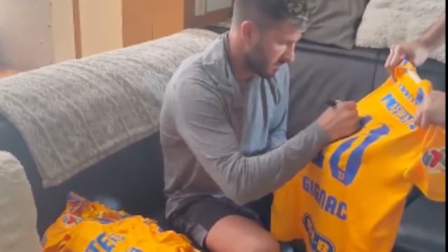 André-Pierre Gignac, firmando playeras