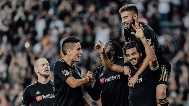 Carlo Vela celebra título.