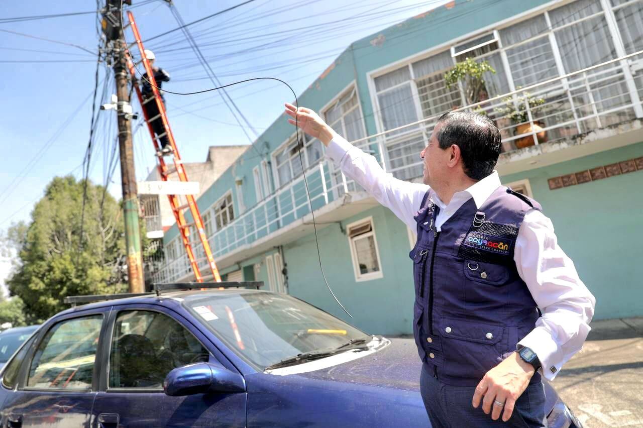 Giovani Gutiérrez retira cableado aéreo en desuso de Coyoacán