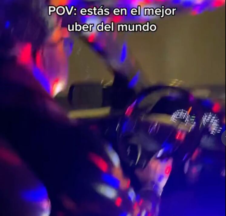 Taxi que lleva un karaoke dentro