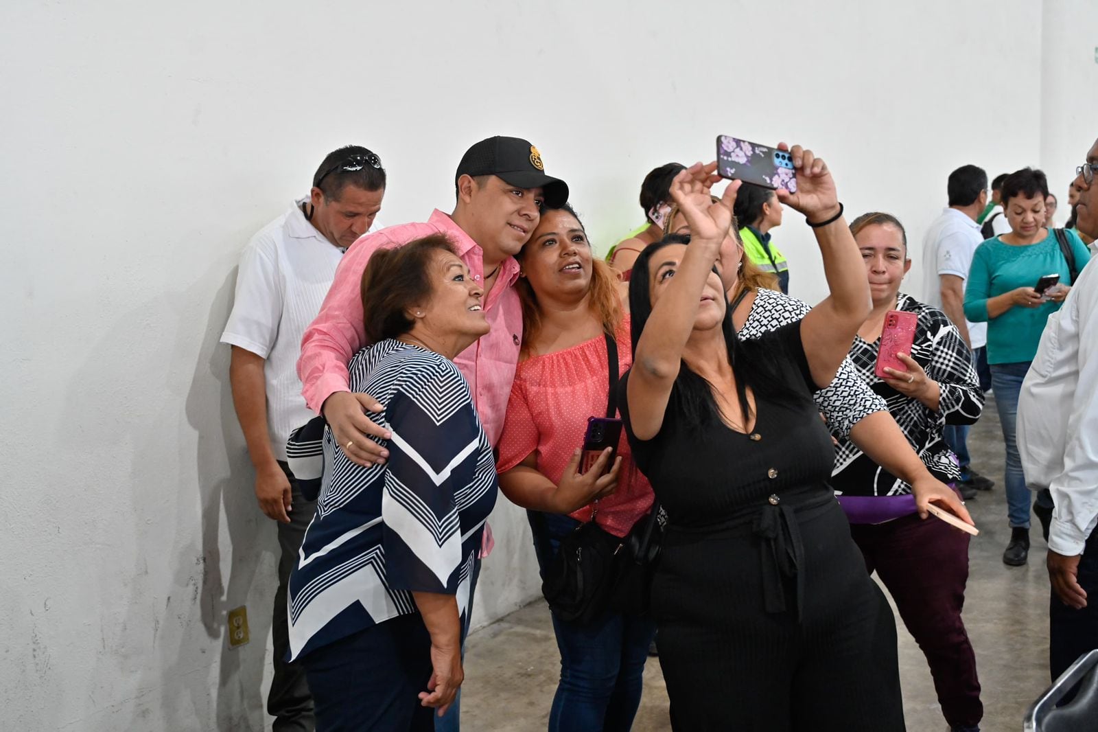 Ricardo Gallardo destaca importancia de las madres para la economía
